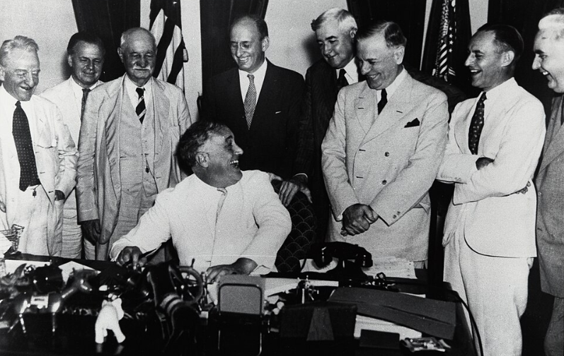 Roosevelt Signs the Banking Act of 1935